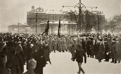 Soldaten met Rode Vlaggen Leiden een Enorme Menigte in de Nevsky Prospect, Maart 1917 door Russian Photographer